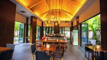 2 か所のレストラン、朝食、ランチ、ディナーに営業 (中華料理)