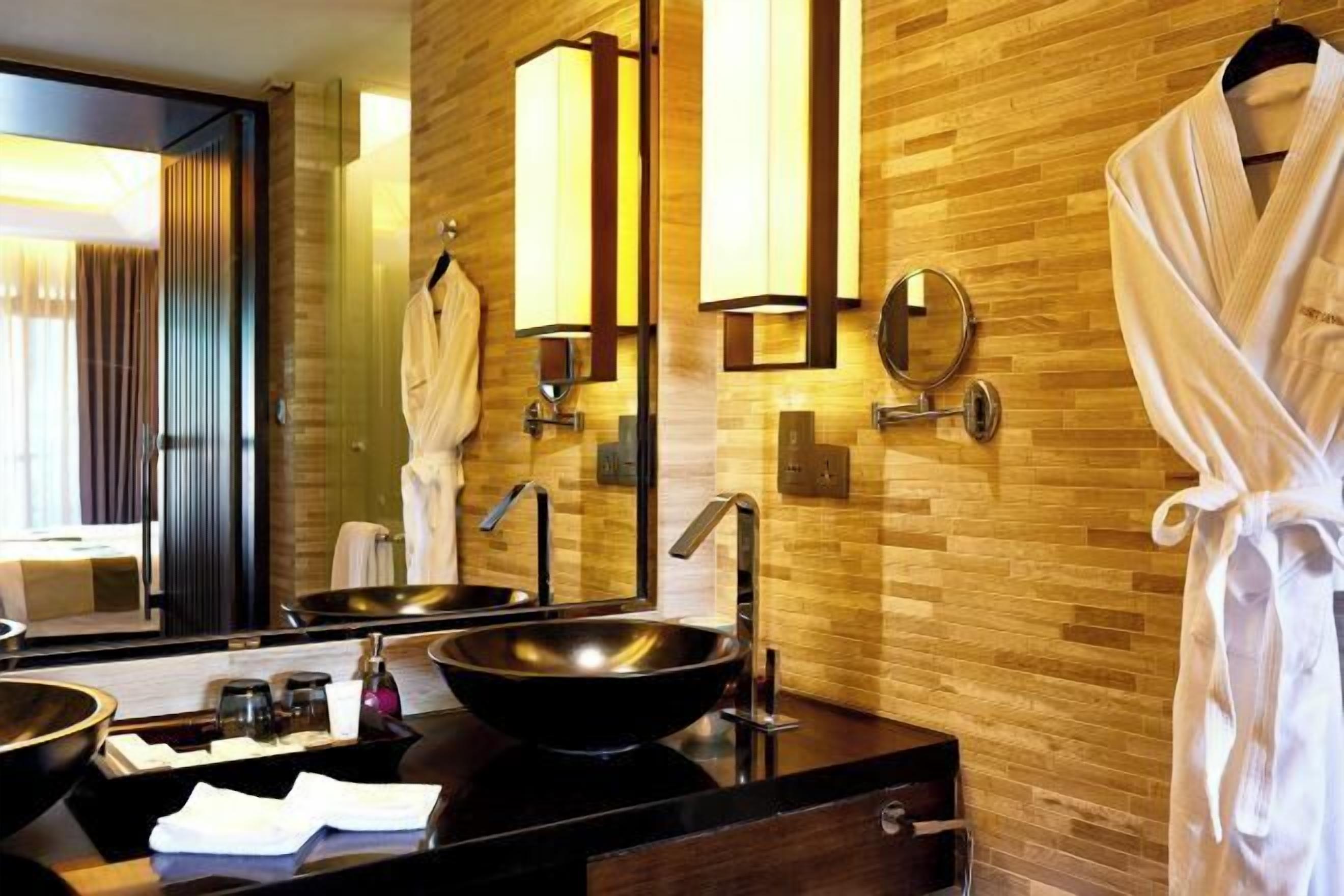 Bộ đồ giường cao cấp, minibar, két bảo mật tại phòng, bàn 