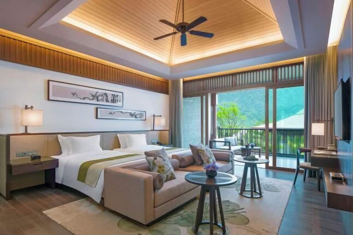 Hochwertige Bettwaren, Minibar, Zimmersafe, Schreibtisch