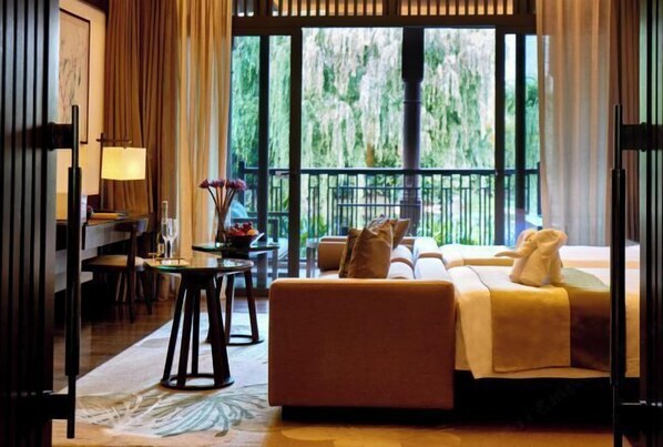 Premium bedding, minibar, in-room safe, desk