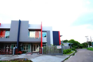 Front of property - Huan Mei Resort Villa Chiang Mai (San Sai)