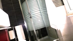 Deluxe Room (Cesare) | Bathroom | Shower, rainfall showerhead, hair dryer, bathrobes - MICLAD BeB Colosseum Guest House (Rome)