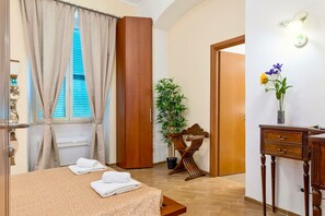 Premium bedding, desk, blackout curtains, rollaway beds - MICLAD BeB Colosseum Guest House (Rome)