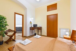 Premium bedding, desk, blackout curtains, rollaway beds - MICLAD BeB Colosseum Guest House (Rome)