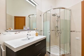 Deluxe Room (Augusto) | Bathroom - MICLAD BeB Colosseum Guest House (Rome)