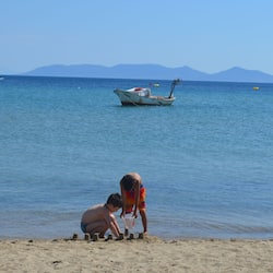 Playa privada, camastros, sombrillas y bar en la playa
