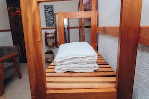 Minibar, caja de seguridad en la habitación y escritorio