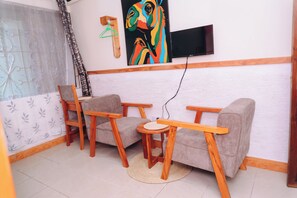 Deluxe Twin Room | Living area | Plasma TV - Arusha Giraffe Lodge (Arusha)