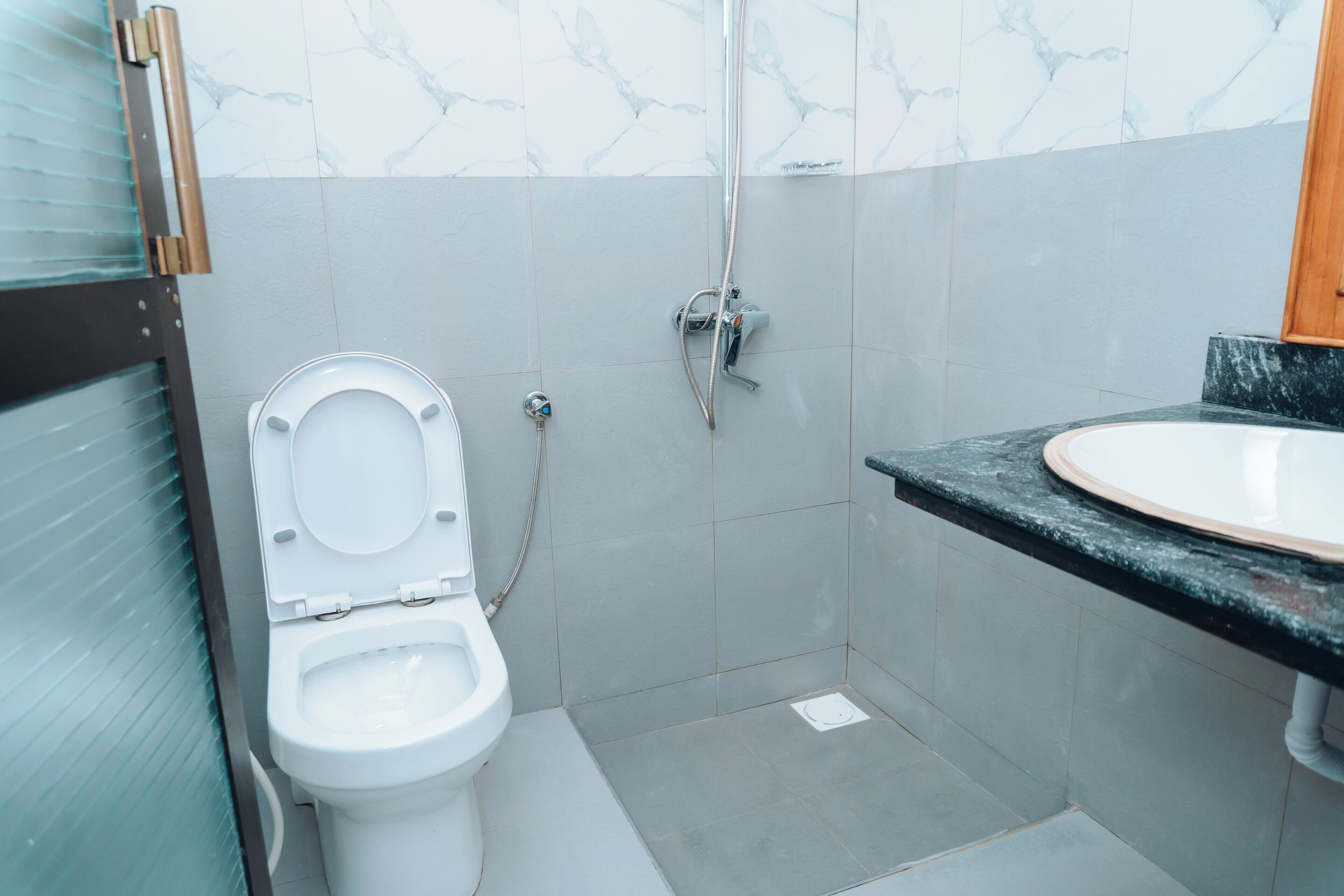 Doppia Deluxe | Bagno | Doccia, set di cortesia gratuito, pantofole, asciugamani