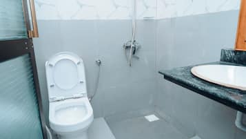 Doppia Deluxe | Bagno | Doccia, set di cortesia gratuito, pantofole, asciugamani
