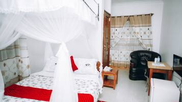 Minibar, Zimmersafe, Schreibtisch, laptopgeeigneter Arbeitsplatz