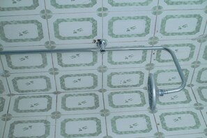 Douche, articles de toilette gratuits, chaussons, serviettes fournies