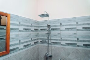Habitación Deluxe con 2 camas individuales | Baño | Ducha, artículos de higiene personal gratuitos, zapatillas y toallas