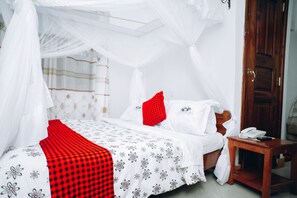 Minibar, in-room safe, desk, laptop workspace - Arusha Giraffe Lodge (Arusha)