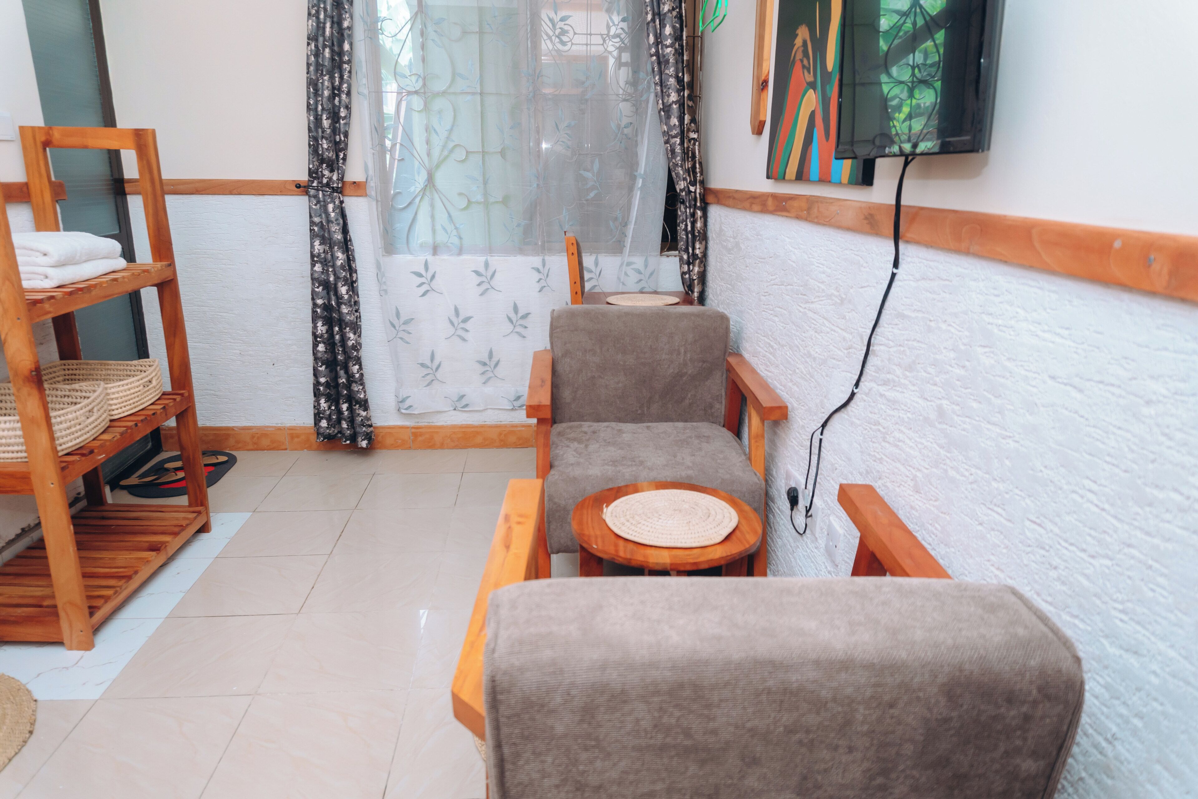 Deluxe Twin Room | Living area | Plasma TV