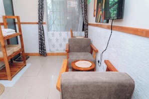 Deluxe Twin Room | Living area | Plasma TV - Arusha Giraffe Lodge (Arusha)