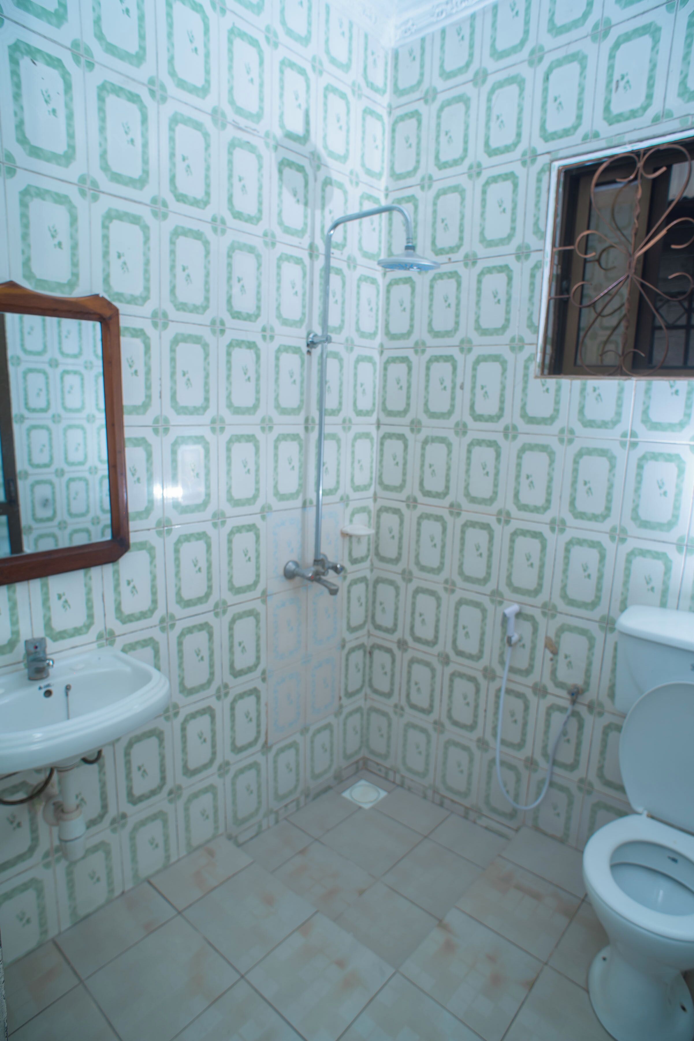 Ducha, artículos de tocador gratuitos, pantuflas, toallas