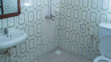 Een douche, gratis toiletartikelen, pantoffels, handdoeken