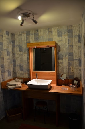 Kamar Double (Promenade de St Cloud) | Wastafel kamar mandi