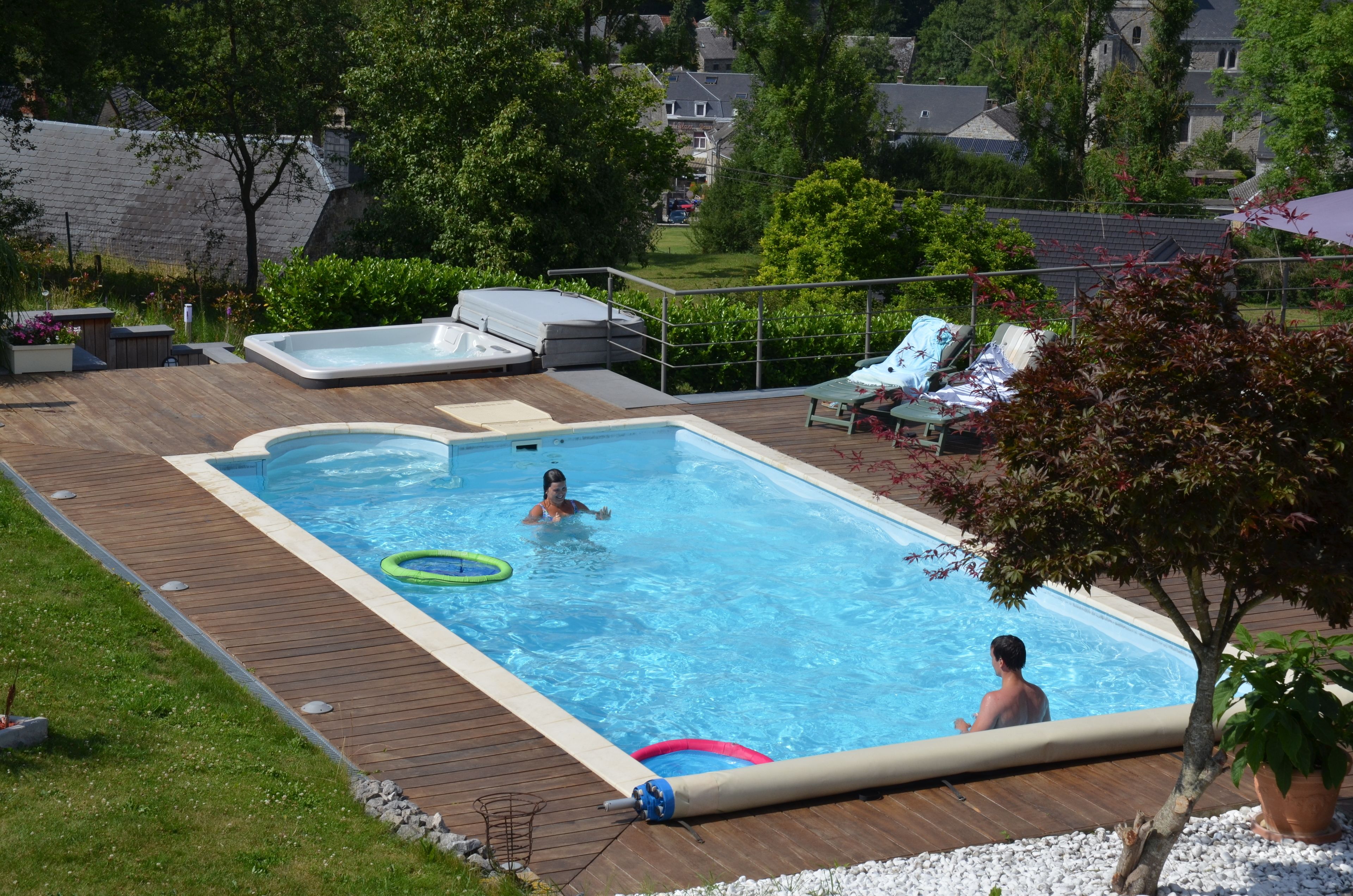 Piscine extérieure, chaises longues