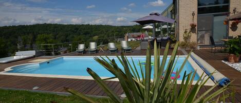 Piscine extérieure, chaises longues