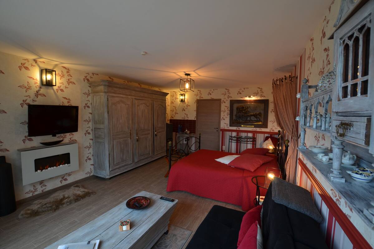 Double Room (Promenade de St Cloud) | 1 bedroom, minibar, desk, blackout drapes