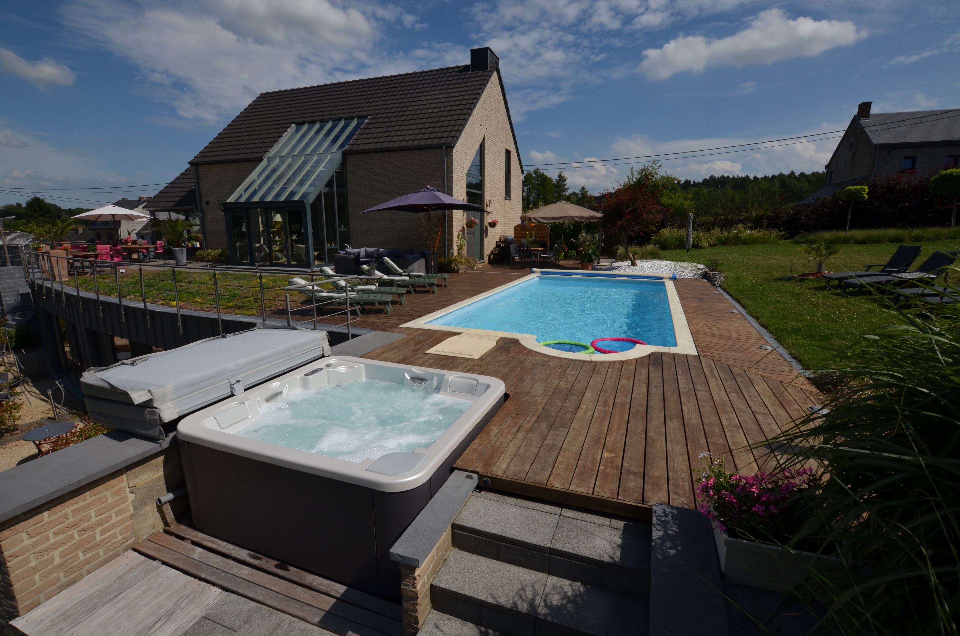 Piscine extérieure, chaises longues