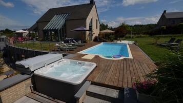 Piscine extérieure, chaises longues