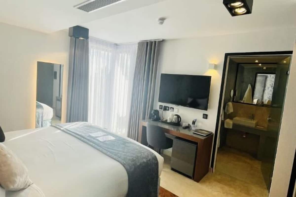 Premium bedding, minibar, in-room safe, desk