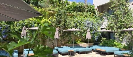 Piscina interna, piscina externa sazonal, espreguiçadeiras