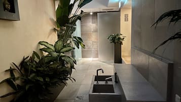 Couples treatment rooms, body treatments, body wraps, body scrubs