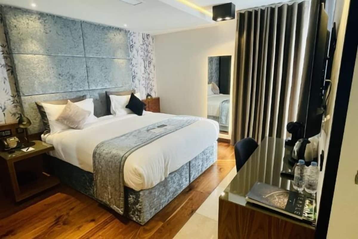 Roupas de cama premium, frigobar, cofres nos quartos, escrivaninha