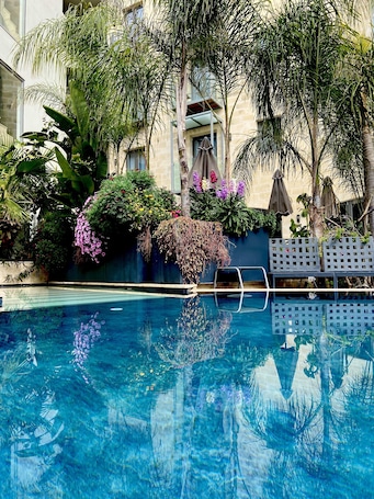 Una piscina techada, una piscina al aire libre de temporada