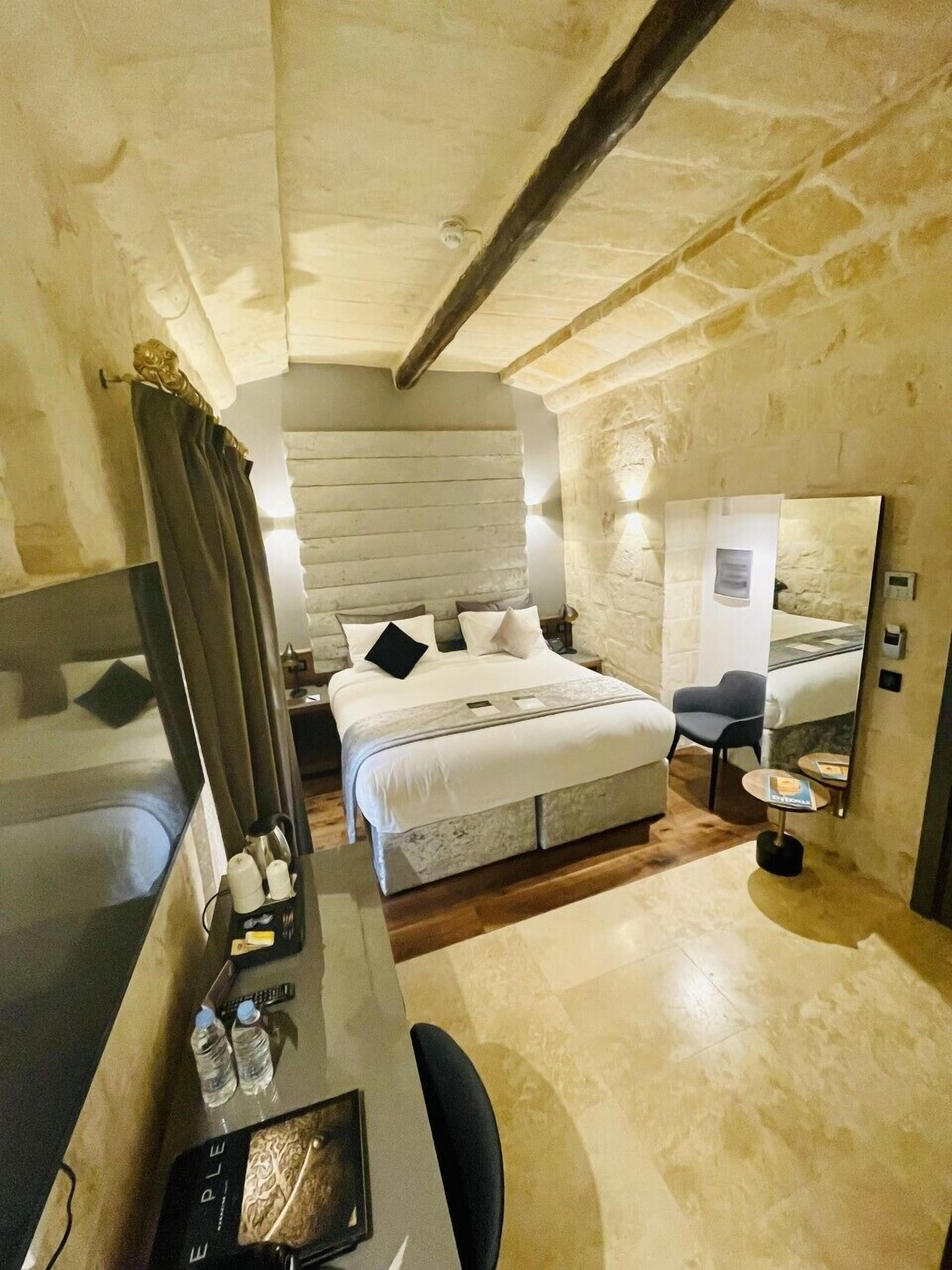 classic double or twin room | 1 bedroom, premium bedding, minibar, in-room safe