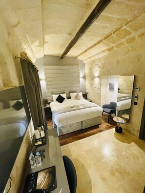 Habitación clásica con 1 cama matrimonial o 2 individuales | Ropa de cama de alta calidad y minibar 