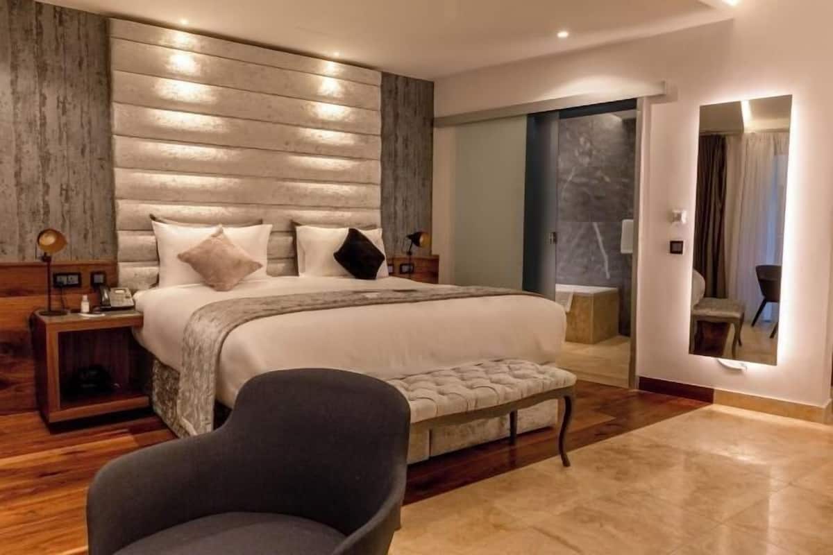 Premium bedding, minibar, in-room safe, desk