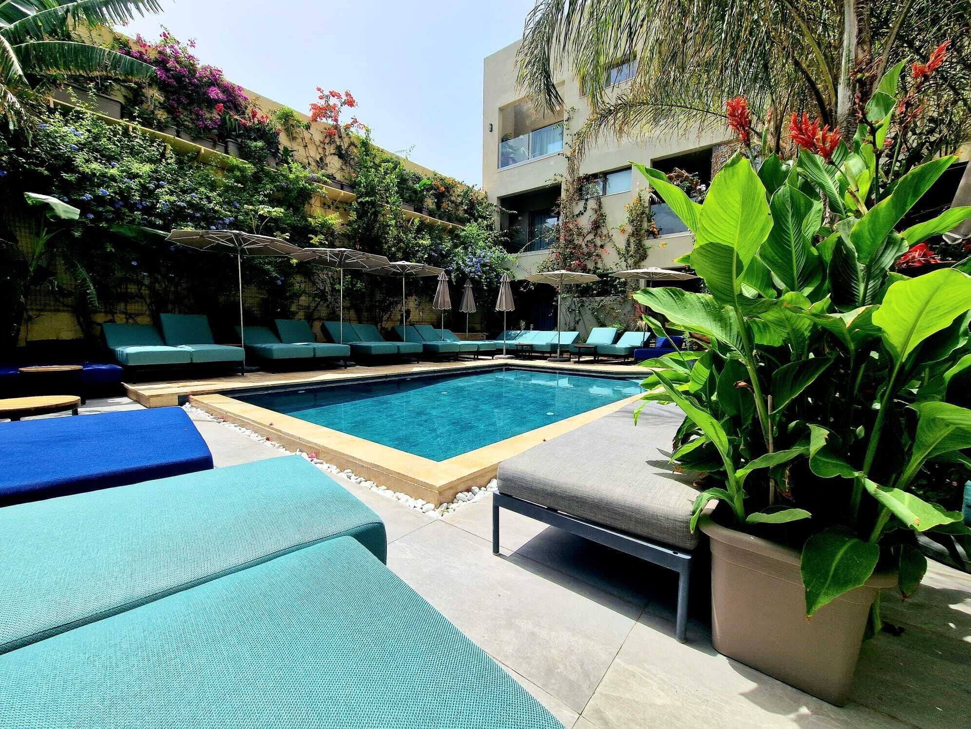 Una piscina techada, una piscina al aire libre de temporada