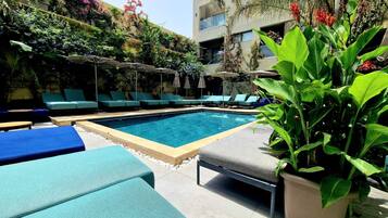 Una piscina techada, una piscina al aire libre de temporada