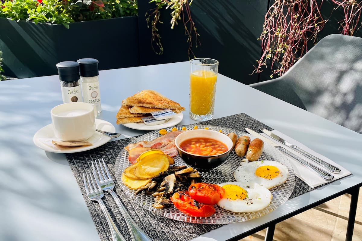 daily english breakfast (eur 21.00 per person)