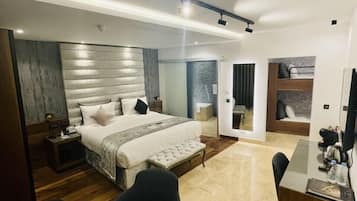 Habitación de hotel moderna con una cama grande, un escritorio y dos sillas.