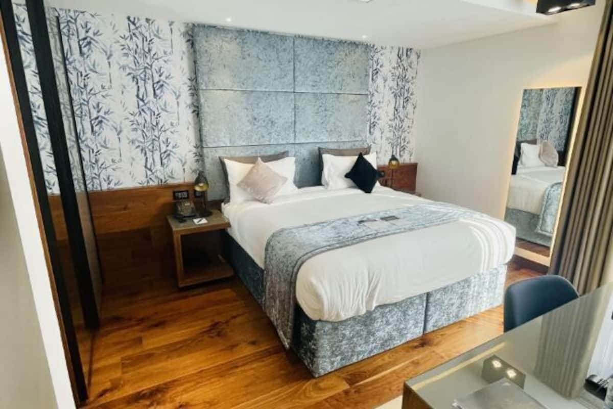 Premium bedding, minibar, in-room safe, desk