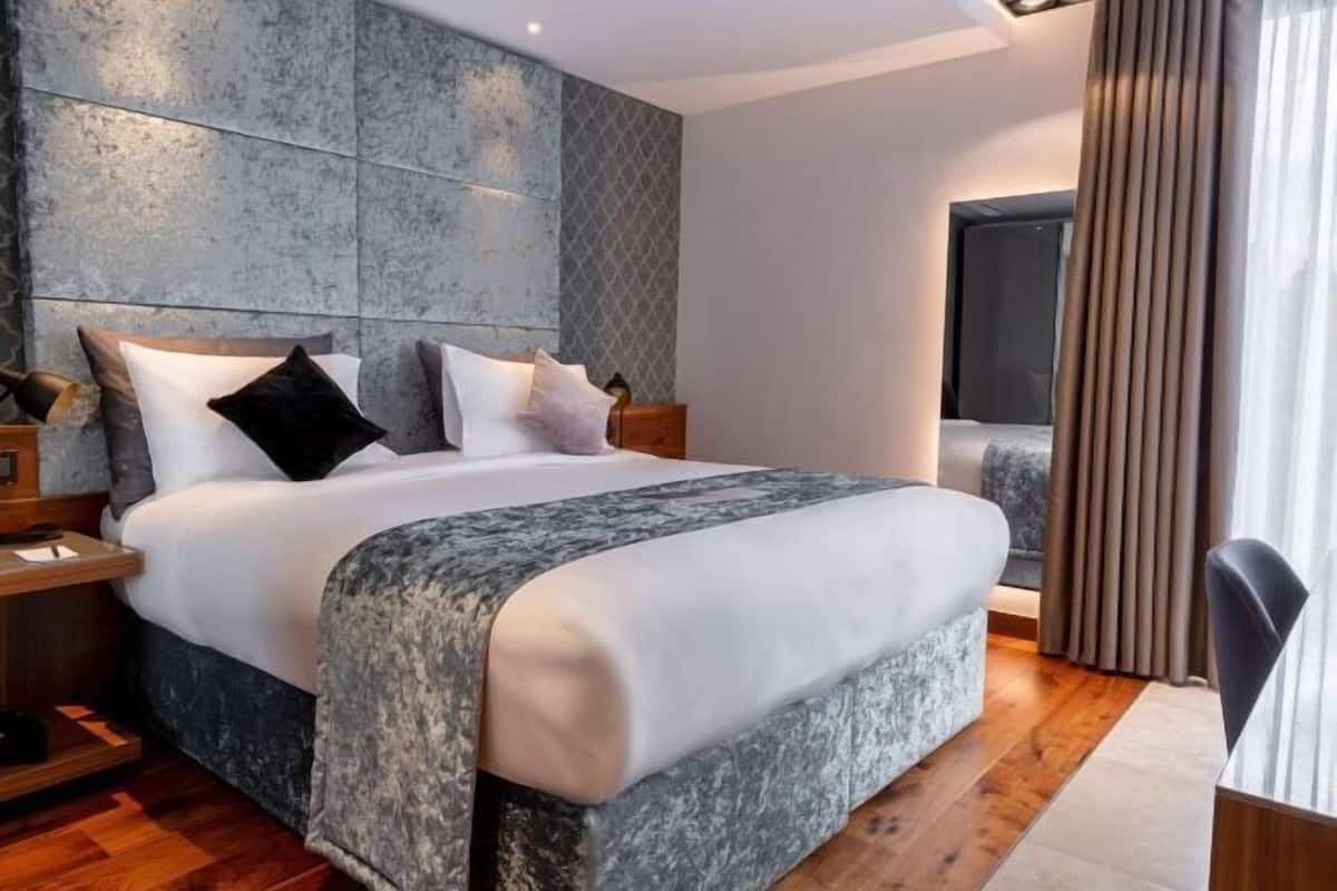 Roupas de cama premium, frigobar, cofres nos quartos, escrivaninha