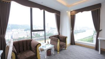Deluxe Room, 1 King Bed | Premium bedding, memory foam beds, minibar, in-room safe