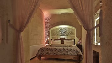 Honeymoon Suite | 1 bedroom, premium bedding, desk, laptop workspace