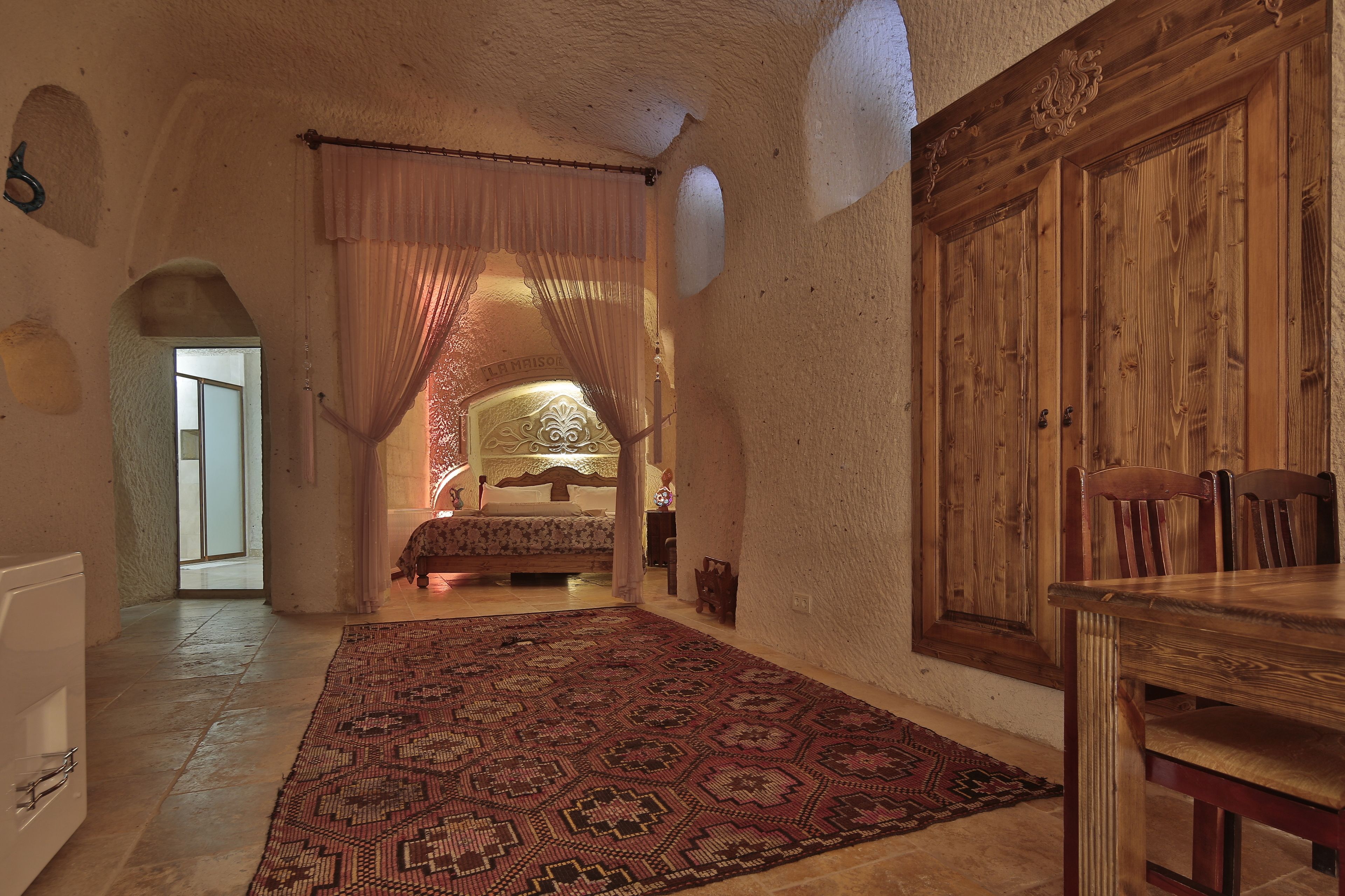 Häämatkasviitti | Ylelliset vuodevaatteet, työpöytä