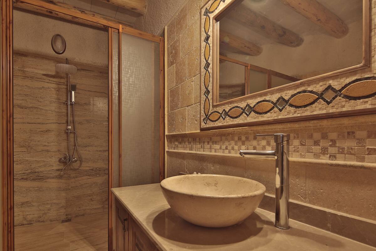 deluxe room | bathroom | hair dryer, slippers, towels, soap