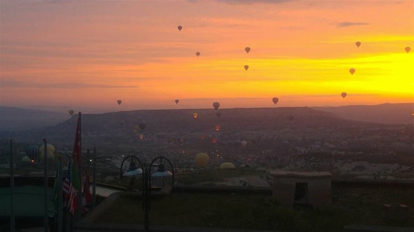 A sunset view with multiple hot air balloons in the sky. - La Maison Du Reve (Nevşehir)