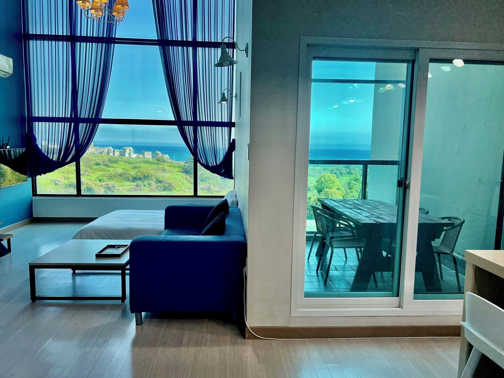 Duplex luxo | Área de estar | TV de tela plana 42 polegadas com canais a cabo, TV