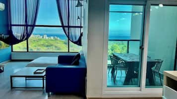 Duplex luxo | Área de estar | TV de tela plana 42 polegadas com canais a cabo, TV