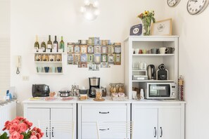 Daily buffet breakfast for a fee - San Pietro B&B (Rome)